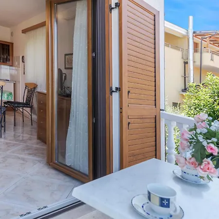 דירה 2 Bedroom Front In זמברטיה