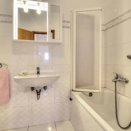 2 Bedroom Front In דירה