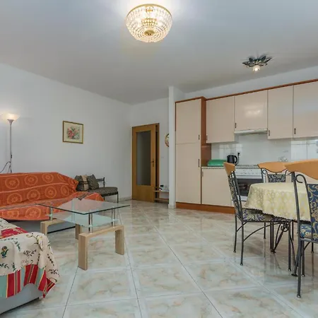 Cozy Apartment In Zambratija With Kitchen Apartment
