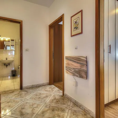 Cozy Apartment In Zambratija With Kitchen *